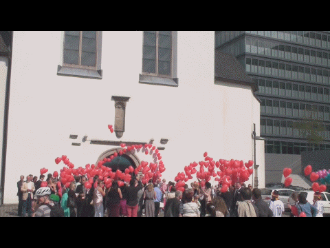 Luftballons Herzen in Rot steigen zur Hochzeit auf